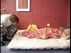 Грудастая MILF отсасывает член, прежде чем трахать его красиво и медленно